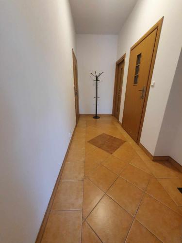 un pasillo vacío con una habitación con una planta en Apartamenty przy rondach, en Poddębice