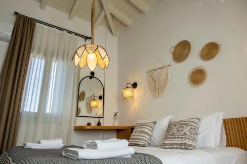 Una cama o camas en una habitación de Kotraba Alacati Hotel