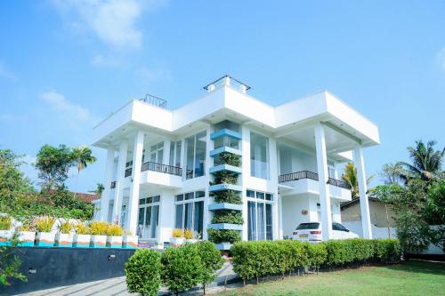 BandaragamaにあるVilla Water Viewの大きな白い建物