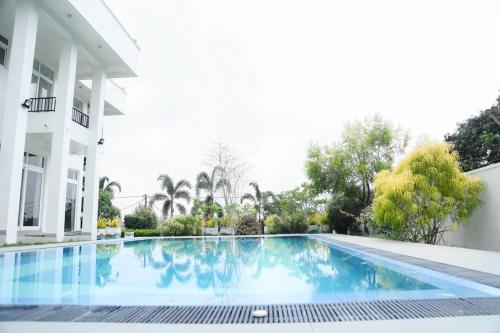 Bandaragama的住宿－Villa Water View，大楼前的游泳池
