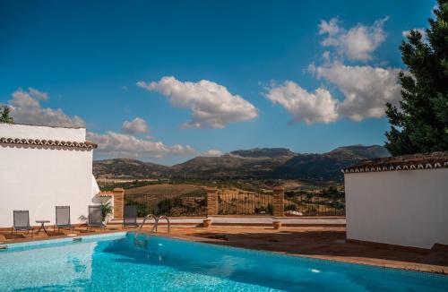 uma piscina com vista para as montanhas em Pasaje Apartamentos em Ronda