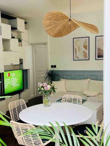 Luxury 2BR, 300m from Eiffel Tower & Rue Cler area