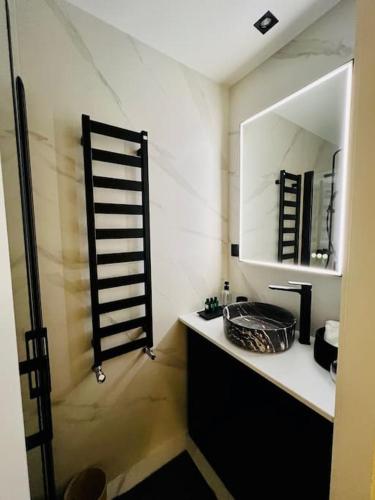 Luxury 2BR, 300m from Eiffel Tower & Rue Cler area
