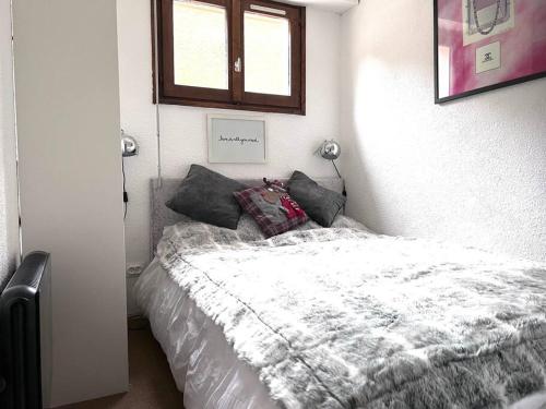 une chambre avec un lit avec deux oreillers dessus dans l'établissement Turquoise 551, à Saint-Gervais-les-Bains