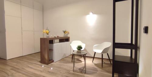 due sedie bianche e un tavolo in una stanza di Silvany House Bari a Bari