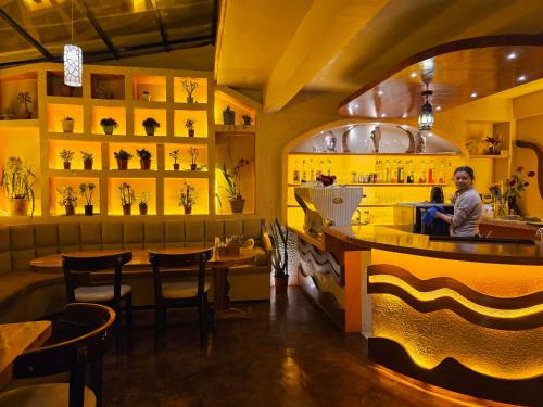 Ο χώρος του lounge ή του μπαρ στο Hotel Golden Orchid