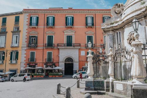 ナポリにあるPalazzo Pandola - Luxury Suitesの大きな建物