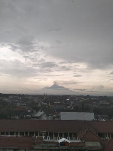 a view of a mountain in a city at The alt room by Vivo apartemen in Seturan