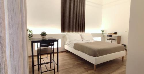 una camera con letto, tavolo e scrivania di Silvany House Bari a Bari