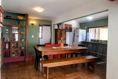 ein Esszimmer mit einem Holztisch und Stühlen in der Unterkunft Casa da Vila in Tiradentes