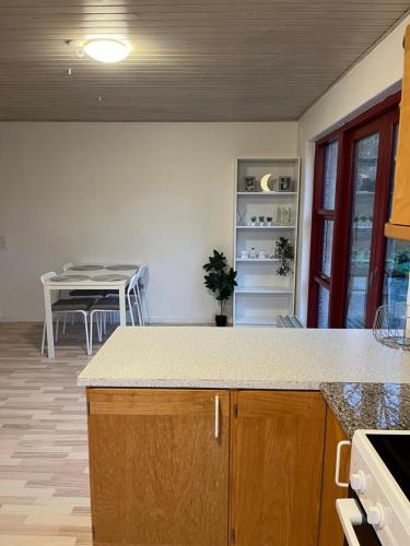 eine Küche mit einer Arbeitsplatte und einem Tisch in der Unterkunft Apartment in Billund in Billund