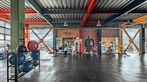 an empty gym with a statue of a superhero on the wall at Increible SUITE A con vista a la Ciudad in Mexico City