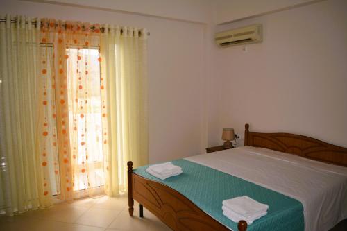 - une chambre avec un lit et une grande fenêtre dans l'établissement Villa Mira, à Ballaban