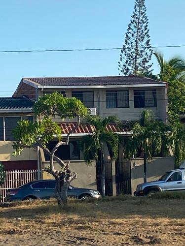 une maison avec une voiture garée devant elle dans l'établissement Frente al mar loft, à Puntarenas