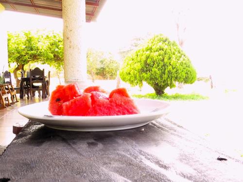 a plate of fruit sitting on a table at Casa Reyna in Moyogalpa
