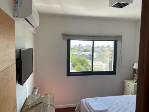 1 dormitorio con ventana y vistas a la ciudad en San Martin Park. Vista 360 a La Plata. en La Plata