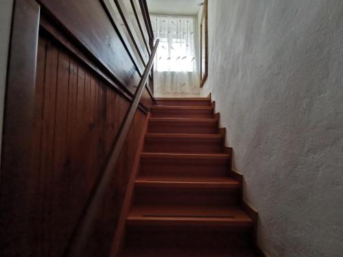 a stairway leading up to a room with a window at La casa nel borgo in Cavaso del Tomba