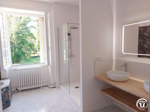 Bilik mandi di Gîte chouette la Valette