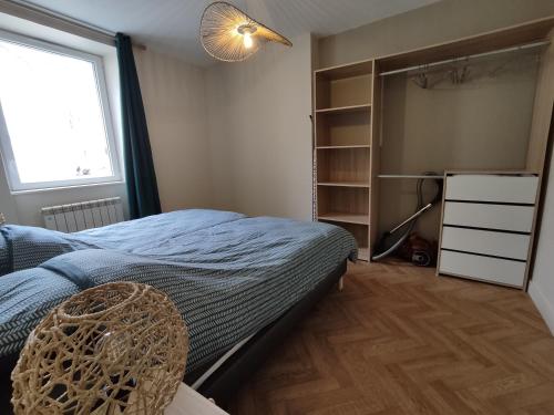 une chambre avec un lit, une commode et une fenêtre dans l'établissement Le Naturel Clim, wifi, centre, à Châteauroux