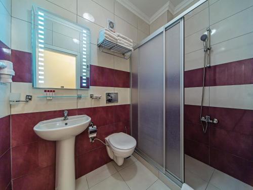 イスタンブールにあるモダン スルタン ホテルのバスルーム(トイレ、洗面台、シャワー付)