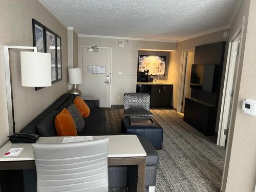 a hotel room with a couch and a living room at Chicago Marriott Suites O'Hare in Rosemont