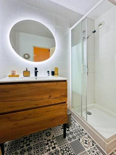 une salle de bain avec un lavabo, un miroir et une douche dans l'établissement LOASIS-T4 Confortable Proche Gare & Centre-Ville, à Villefranche-sur-Saône