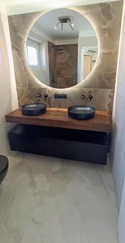 une salle de bain avec deux lavabos et un grand miroir dans l'établissement vue mer grande terrasse plage à 2 min à pieds, à Sanary-sur-Mer