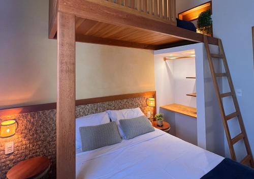 - une chambre avec des lits superposés et une échelle dans l'établissement Bella Mar Atins Chalet, à Atins