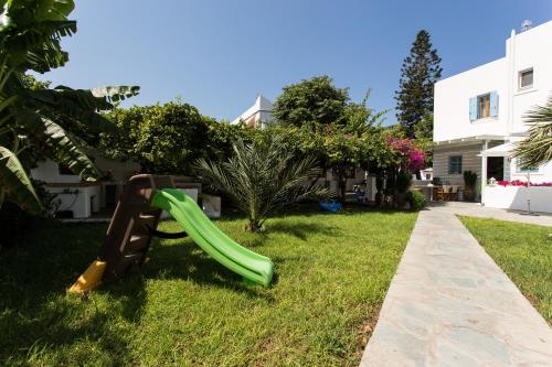 Κήπος έξω από το Rodia Studios & Apartments