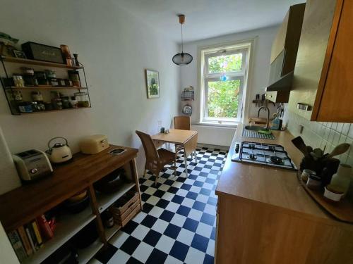 a kitchen with a checkered floor and a counter top at Zentral gelegene Wohnung im Herzen der Schanze in Hamburg