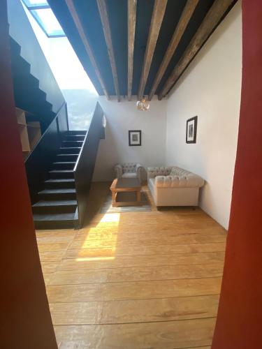 a living room with a blue ceiling and a couch at HOTEL BOUTIQUE CASONA 65 in Puebla