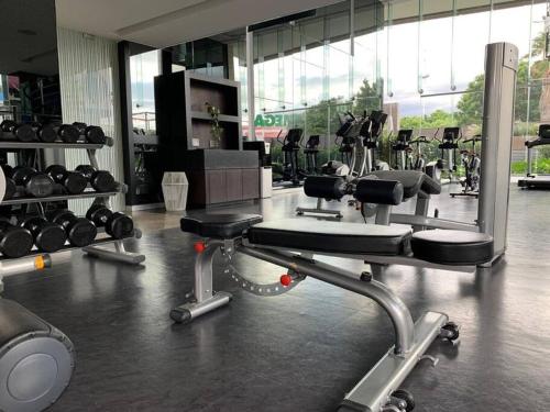 une salle de sport avec des haltères et d'autres équipements dans un bâtiment dans l'établissement Blue & Yellow Apartment HP - Sur, à Mexico