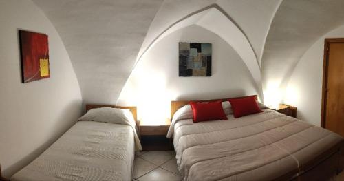 two beds in a bedroom with an arched ceiling at Casa vacanza Gallipoli centro in Gallipoli