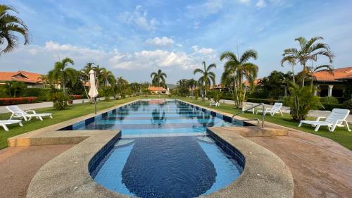Bazén v ubytování Villa Baan Lisa, Hua Hin, 2BR,2BA, near Soi 94, beach, restaurants & Shopping nebo v jeho okolí