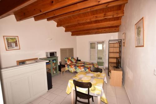 une cuisine et une salle à manger avec une table dans une pièce dans l'établissement Large studio close to the beach, à Saint-Martin-de-Ré
