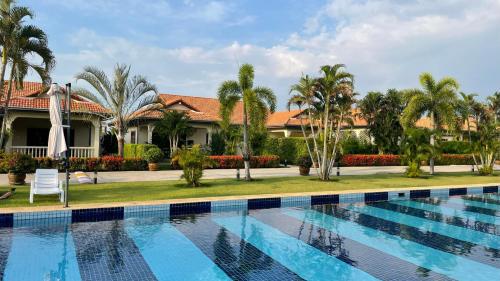 Bazén v ubytování Villa Baan Lisa, Hua Hin, 2BR,2BA, near Soi 94, beach, restaurants & Shopping nebo v jeho okolí