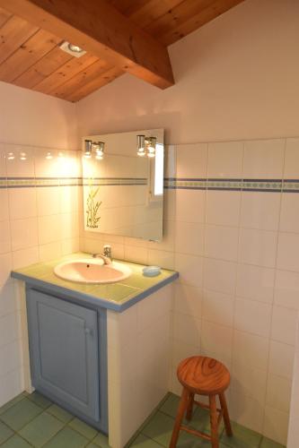 La salle de bains est pourvue d'un lavabo, d'un miroir et d'un tabouret. dans l'établissement Large studio close to the beach, à Saint-Martin-de-Ré