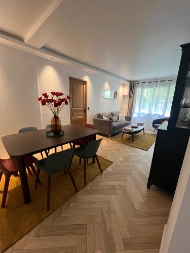 un salon avec une table et un canapé dans l'établissement COSY CROISETTE CANNES CENTRE VILLE RUE D'Antibes, à Cannes