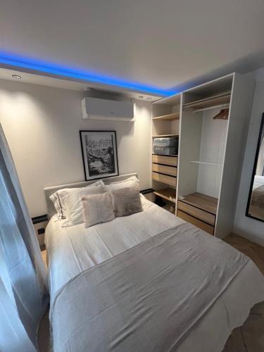 une chambre avec un grand lit avec un plafond bleu dans l'établissement COSY CROISETTE CANNES CENTRE VILLE RUE D'Antibes, à Cannes