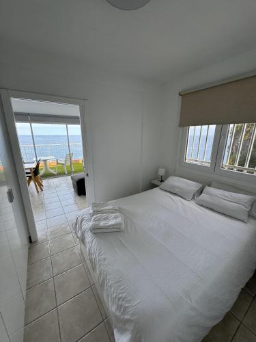 拉克魯斯的住宿－BEAUTIFUL OCEAN VIEW，一间卧室设有一张大床,享有海景