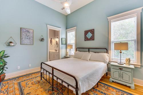 Ένα ή περισσότερα κρεβάτια σε δωμάτιο στο Charming Wilmington Cottage - Walk to Downtown!
