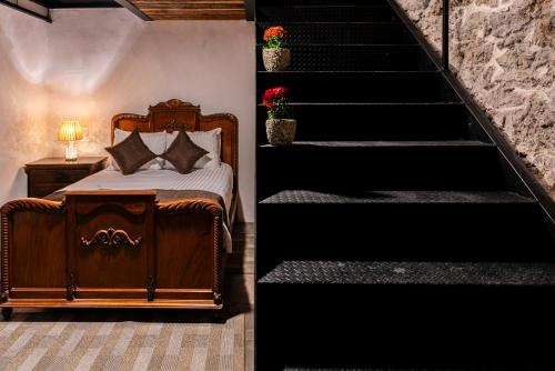 a bedroom with a bed and a staircase at HOTEL BOUTIQUE CASONA 65 in Puebla