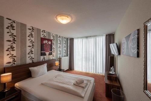 Postel nebo postele na pokoji v ubytování PANORAMA HOTEL in Neustadt an der Weinstraße