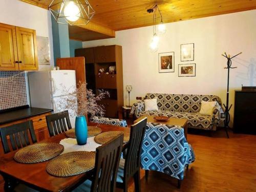 een woonkamer met een tafel en een bank bij STELLA'S AND EVI'S HOUSE in Agios Nikolaos