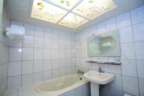 Vonios kambarys apgyvendinimo įstaigoje Taitung Bali Suites Hotel