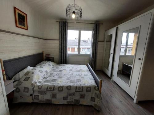 une chambre avec un lit et une grande fenêtre dans l'établissement Résidence Le Savoy - Spacieux logement, belle vue au coeur de la ville ! MAE-7531, à Aix-les-Bains