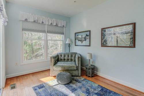 a living room with a chair and a window at Glen Riddle 102 in Berlin