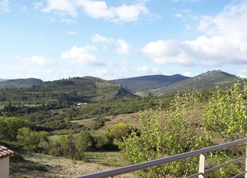 une vue d'une vallée avec des montagnes en arrière-plan dans l'établissement Superb villa for 4, private pool, à Durban-Corbières