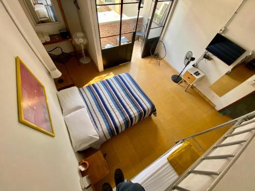 an overhead view of a room with a bed and a staircase at Hostel Hospedarte Chapultepec in Guadalajara