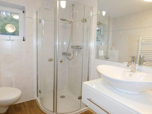 W łazience znajduje się prysznic, umywalka i toaleta. w obiekcie Rüm Hart I - apartment 2a Morirook w mieście Hörnum